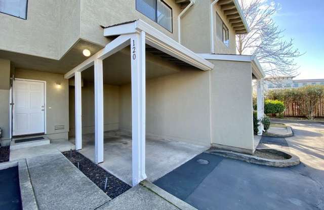 Beautifully Renovated Two Bedroom Napa Townhome