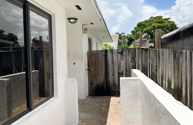 942 NW 22 Place - 942