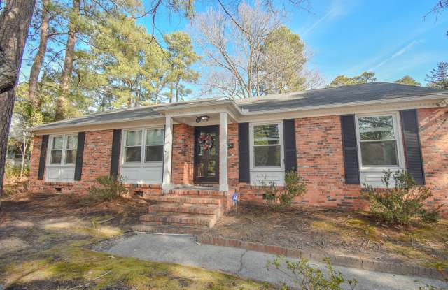 FIRST TWO WEEKS RENT FREE! 3 Bedroom 2 Bathroom with Detached Garage