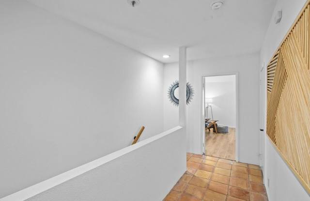 280 S Avenida Caballeros