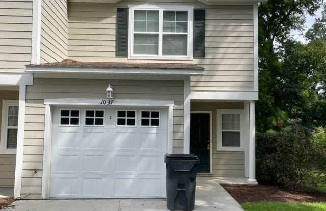 Upgraded 2 Bed/2.5 Bath Townhome in Leland!