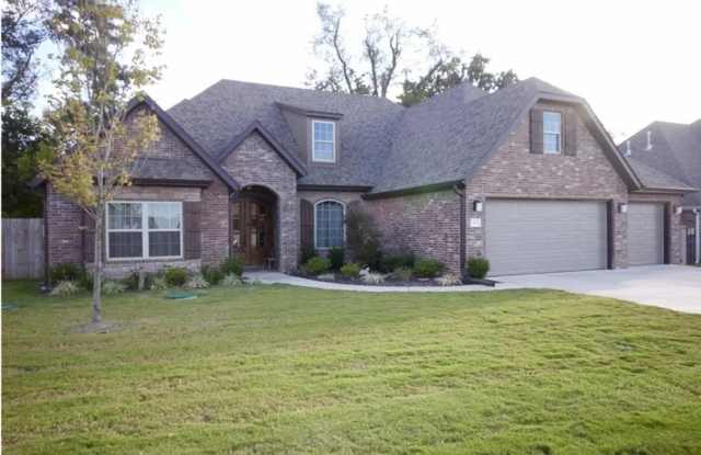 Photo of BEAUTIFUL 4 Bedroom 3 Full Bathroom home located in Lowell!!!!