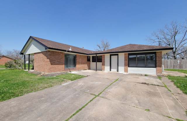 BEAUTIFUL REMODELED 4 BEDROOM 2 BATH HOME IN LAKE JACKSON, TEXAS