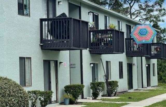 Spacious 2 bedroom/ 1 bath unit with included stacking washer/dryer.
