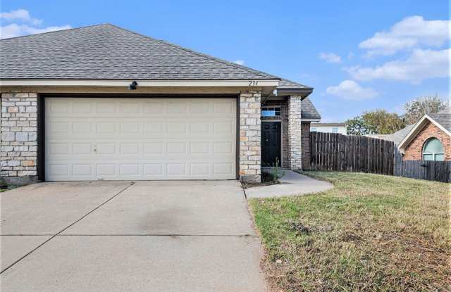 Discover your new home in this spacious 3-bedroom, 2-bath duplex located in the charming city of Weatherford, TX.