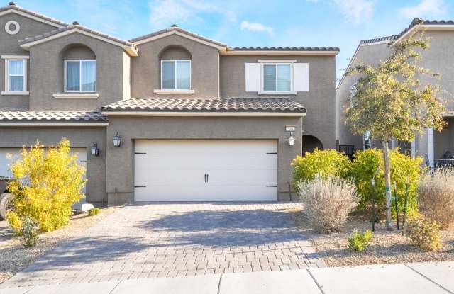 GORGEOUS MOUNTAIN TOP HOME FOR LEASE!