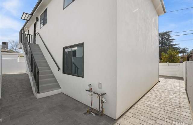 Photo of 13906 Hamlin Street 1/2