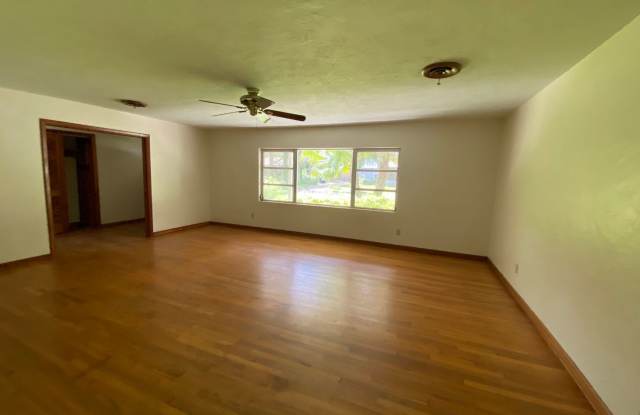 4/3.5 with Pool Home Located in NW Central Gainesville!