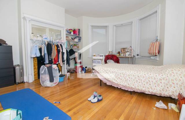 Harvard St Near Brighton Ave 9/1 Split 2 bed 1100 per person Students ok Walk to everything in Allston