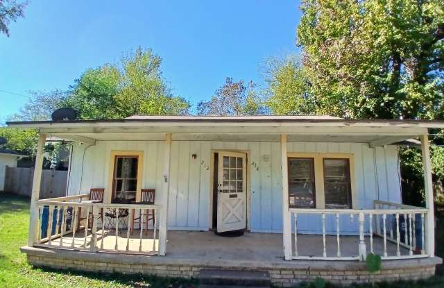 Cozy 1 bed/1 bath duplex!