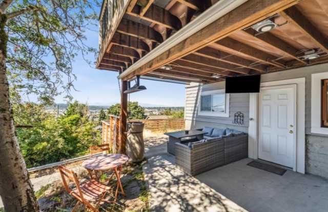 103 N. Market St. #Lower