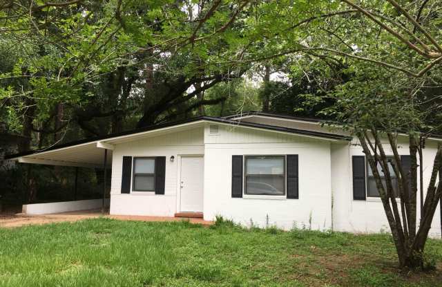 Photo of Charming home with a New Kitchen, tile floors throughout, Extra Family Rm.