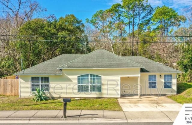 411 S St Johns Street - 411 South Saint Johns Street, St. Johns County, FL 32084