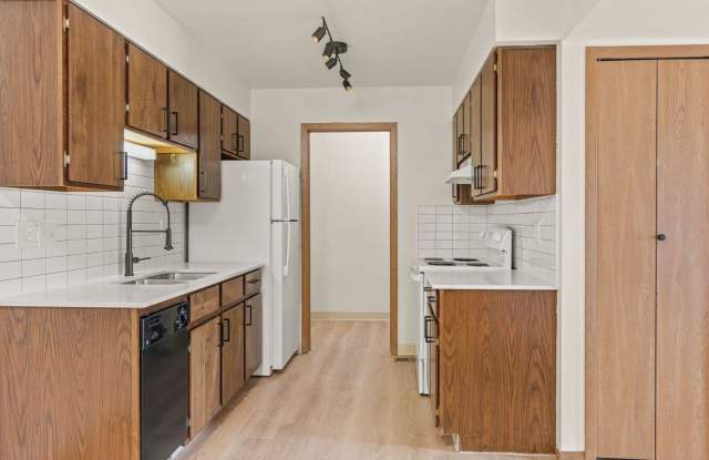 630 Coraline St Apartment