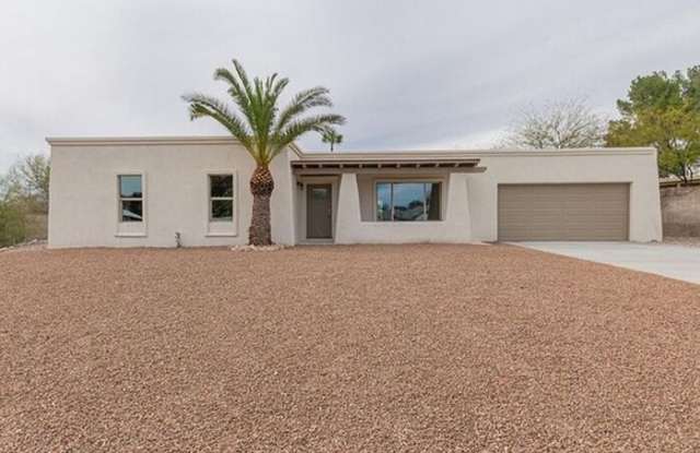 5225 North Whispering Hills Lane