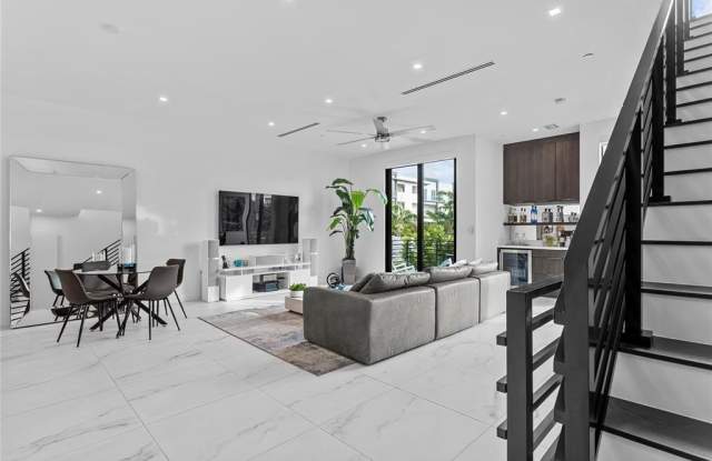 1044 N Victoria Park Rd