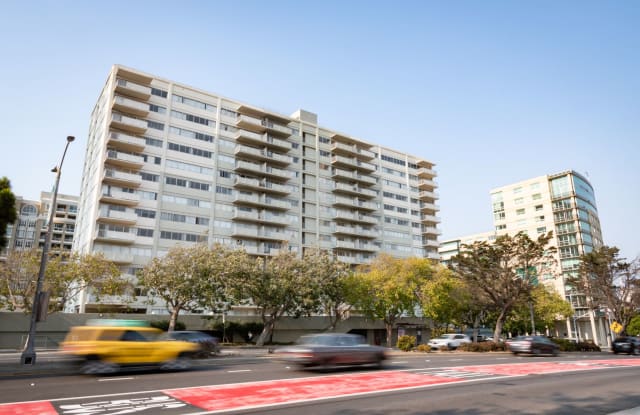 Photo of 1333 Gough Apartments at Cathedral Hill