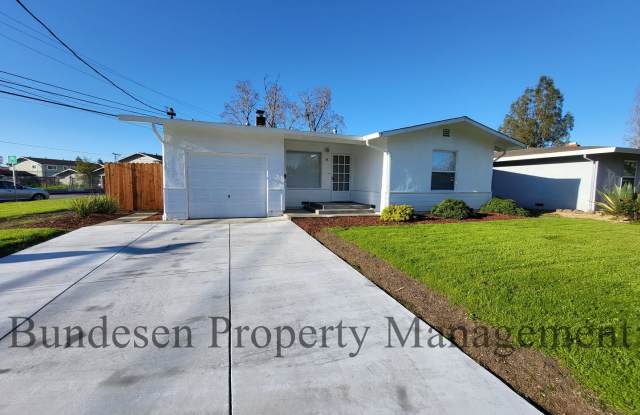 Adorable 3 Bedroom Home in Central Petaluma ~ Available Now!98 Wilmington Drive