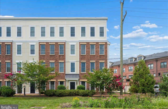 200 MURDOCH Square SE