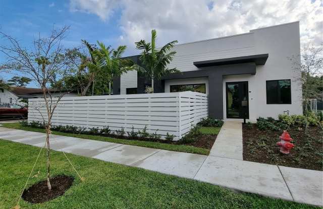 810 NE 14th Pl