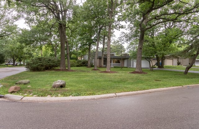 917 Rollingwood Road - 917 Rollingwood Road, Highland Park, IL 60035