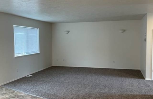 Two Level Cascadia Village Home with Fenced Backyard A Pet Is Wecome!