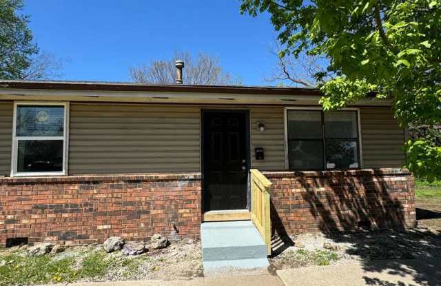 2 bedroom 1 bath duplex - 1603 West Thoman Street, Springfield, MO 65803