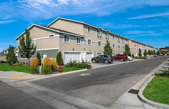 Lovely 2-Story Townhomes in The Brickyard in Meridian. Full Amenities! - 3715 North Centrepoint Way, Meridian, ID 83646