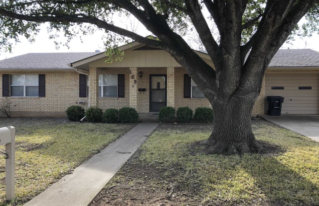 109 Broadmoor Drive - 109 Broadmoor Drive, Fredericksburg, TX 78624