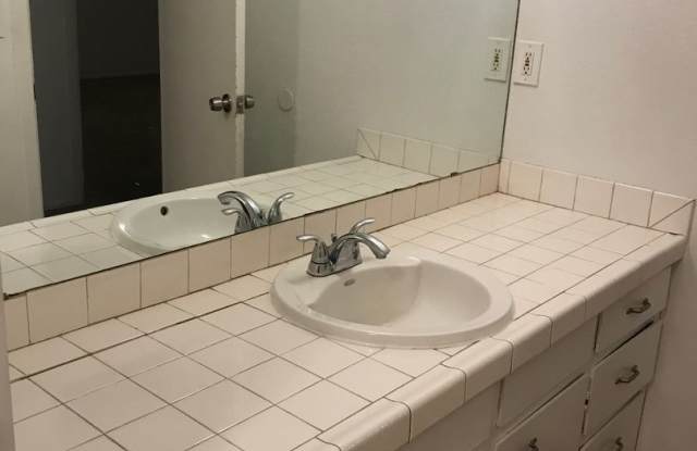 Spacious 2 bedroom with applicances