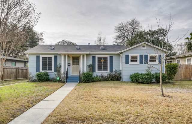 Charming 2 BR / 1 Bath in highly desirable Terrell Heights of San Antonio!