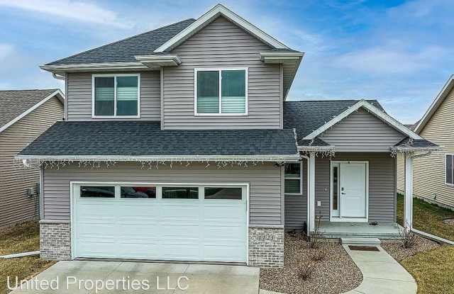 1125 Deer Run Dr NE - 1125 Deer Run Drive Northeast, Cedar Rapids, IA 52402