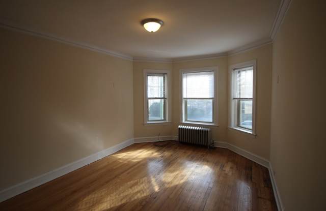 2320 W Granville Ave