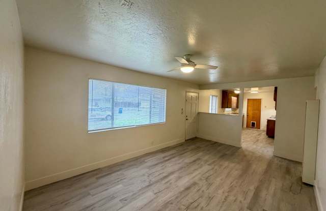 3 BED 1 BATH HOME WITH NEW FLOORING LOCATED IN THE STARVIEW ESTATES SUBDIVISION