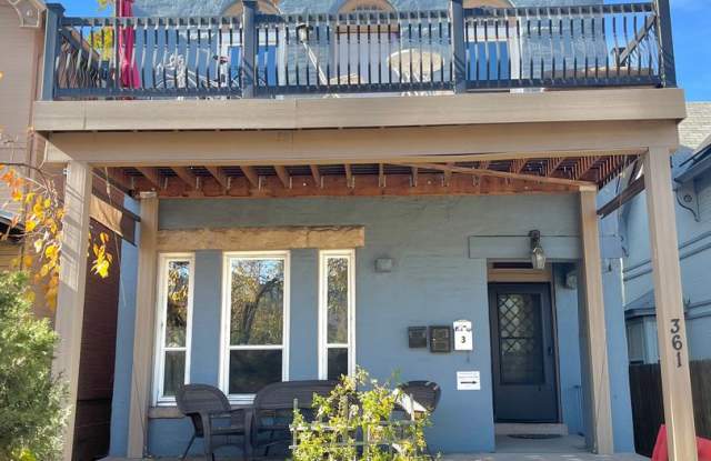 Charming 2 bed 1 bath W/D in unit, free parking, renovated kitchen, fenced backyard, in a walkable area!