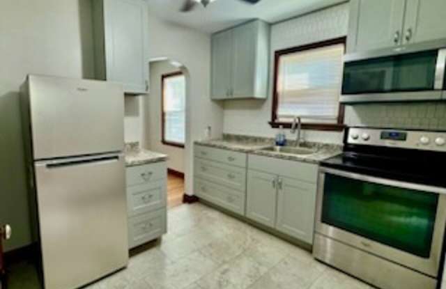 Fully Remodeled single family house!  3 bedrooms, full kitchen, full bath, living room