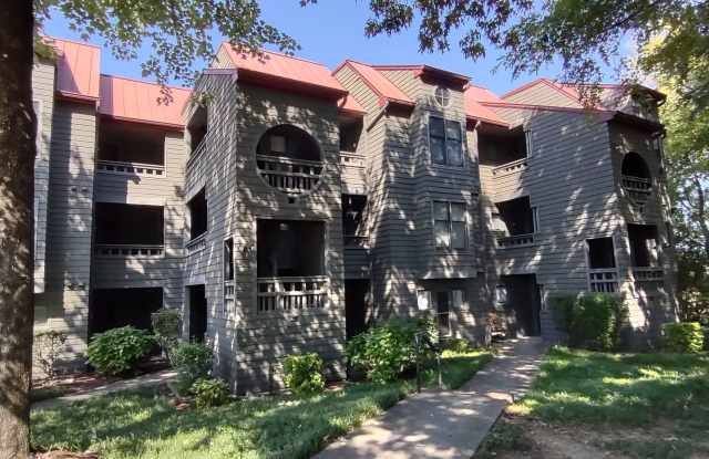 2BD/1BA Condo located in Lakeshore Village!