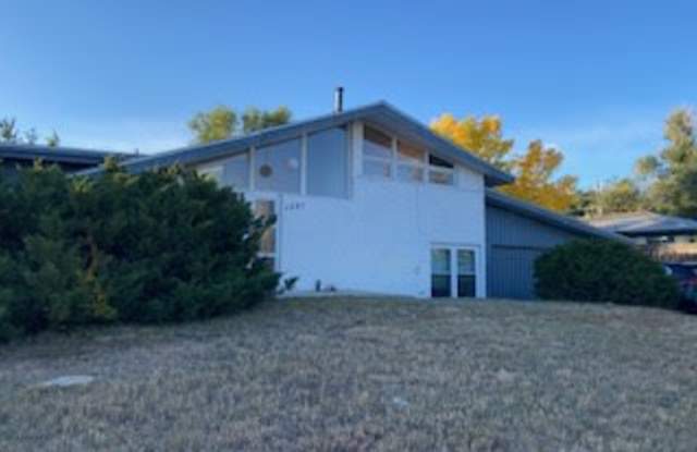 1221 La Veta Way