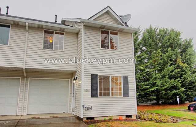 3 Bed, 2.5 Bath Condo with 1 Car Garage Near Van Mall