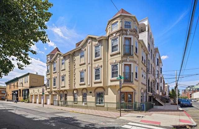 600 GRAND ST