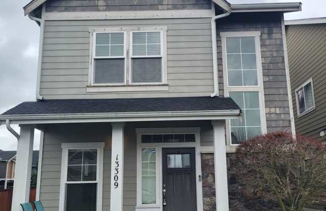 Photo of Beautiful 3 Bed 2.5 Bath 3 story home in South Hill Puyallup