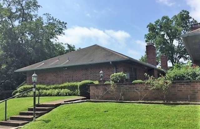 Photo of 500 E College Street