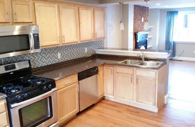 Photo of Charming 3 Bedroom Reno In South Side. Open Layout. Large Back Patio. A/C. Stainless. Designer Kitchen