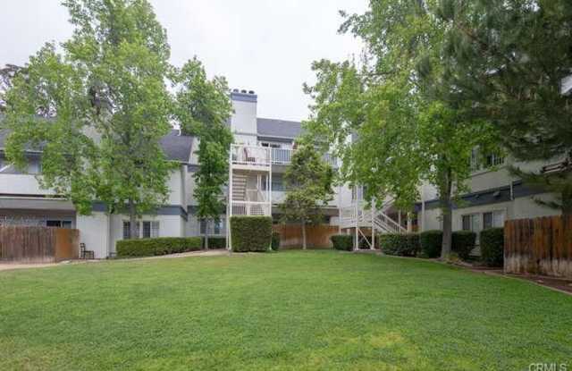 2 Bedroom, 2 Bathroom + Loft - Top Floor Condo in Parkwood Village