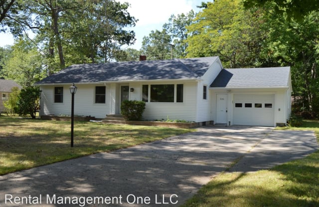 536 Woodland Dr - 536 Woodland Drive, Traverse City, MI 49686