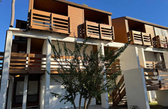Fully Furnished 2 Bed, 1.5 Bath Townhome – Walking Distance to UF Hospitals and Vet School