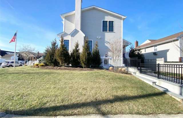 255 Roosevelt Boulevard