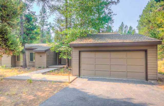 Photo of 3 Bedroom 2 Bath Fully Furnished - Sunriver Oregon