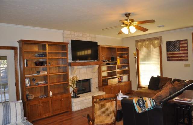 604 W San Antonio St