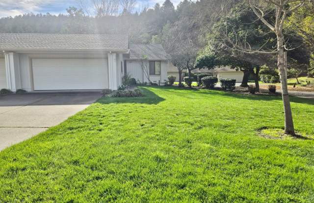 Charming 2-Bedroom Home in Oakmont’s 55+ Community
